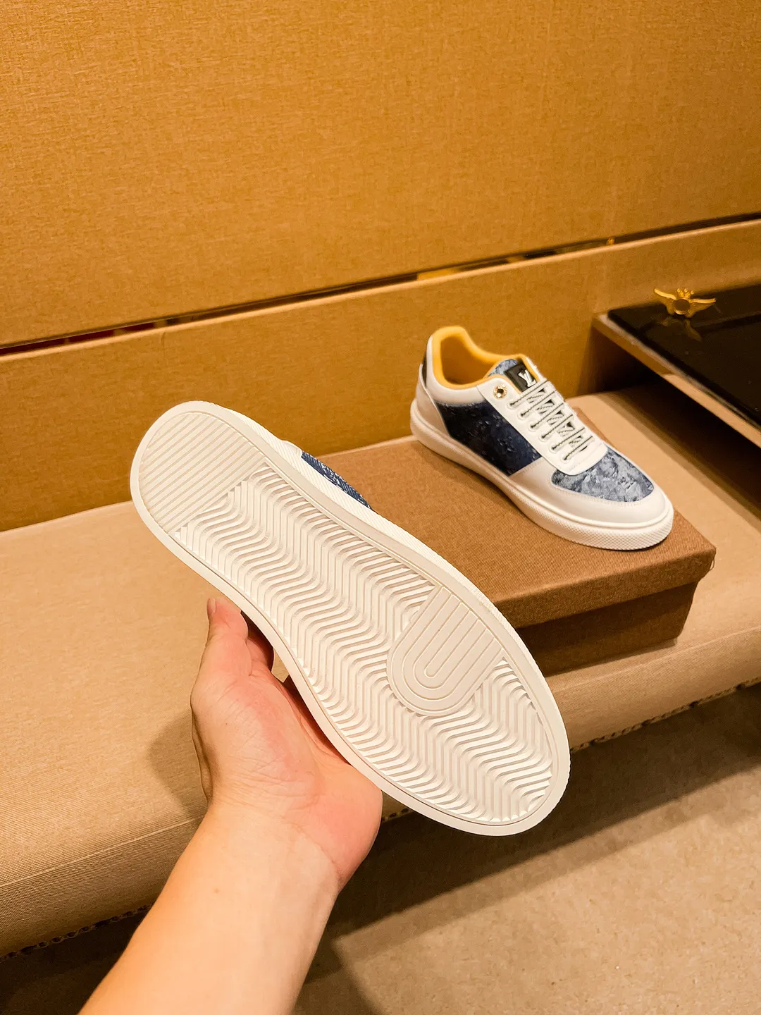 Men's shoes💰 400💰[LV]🔥Louis Vuitton, high-end men's shoes brand, official website 1:1 latest masterpiece: the upper is made of Italian imported first-layer cowhide with a comfortable and breathable lining➕original non-slip and wear-resistant outsole🔥, making walking more convenient and comfortable! An exclusive new model, a stunning work, a beautiful 1:1 replica [color] compared to the official quality! Create a fashionable personality to set off your uniqueness! A must-have for trendy men! Classic 🔥Size: 38-44 Color: 🔥 3⃣️colors available🔥.